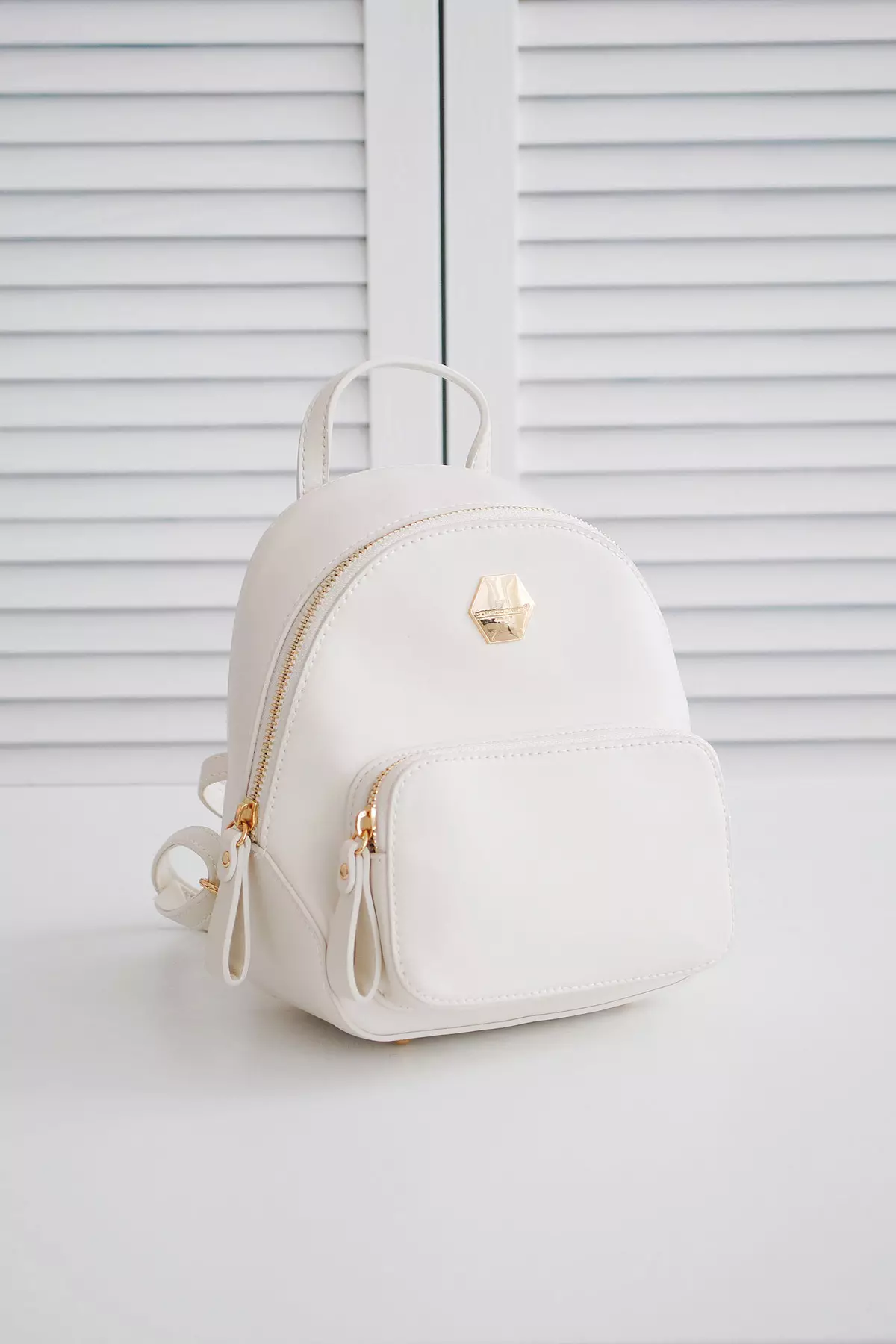 Białe plecaki: Co nosić małe i duże białe plecaki? Piękne plecaki torby dla dziewcząt i innych stylowych modeli 2549_12