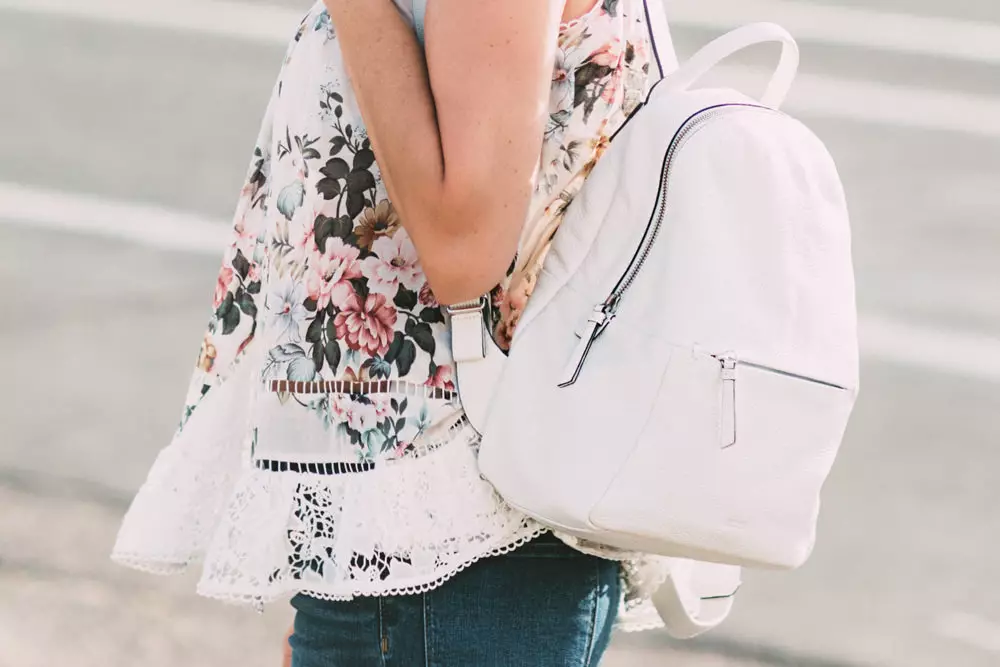 Backpacks bardhë: Çfarë duhet të veshin backpacks pak dhe të mëdha të bardha të grave? Çanta të bukura të shpinës për vajzat dhe modele të tjera me stil 2549_2