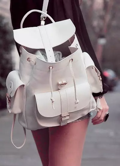 Weiße Rucksäcke: What trägt die kleinen und großen Rucksäcke von Frauen? Schöne Rucksäcke Taschen für Mädchen und andere stilvolle Modelle 2549_5