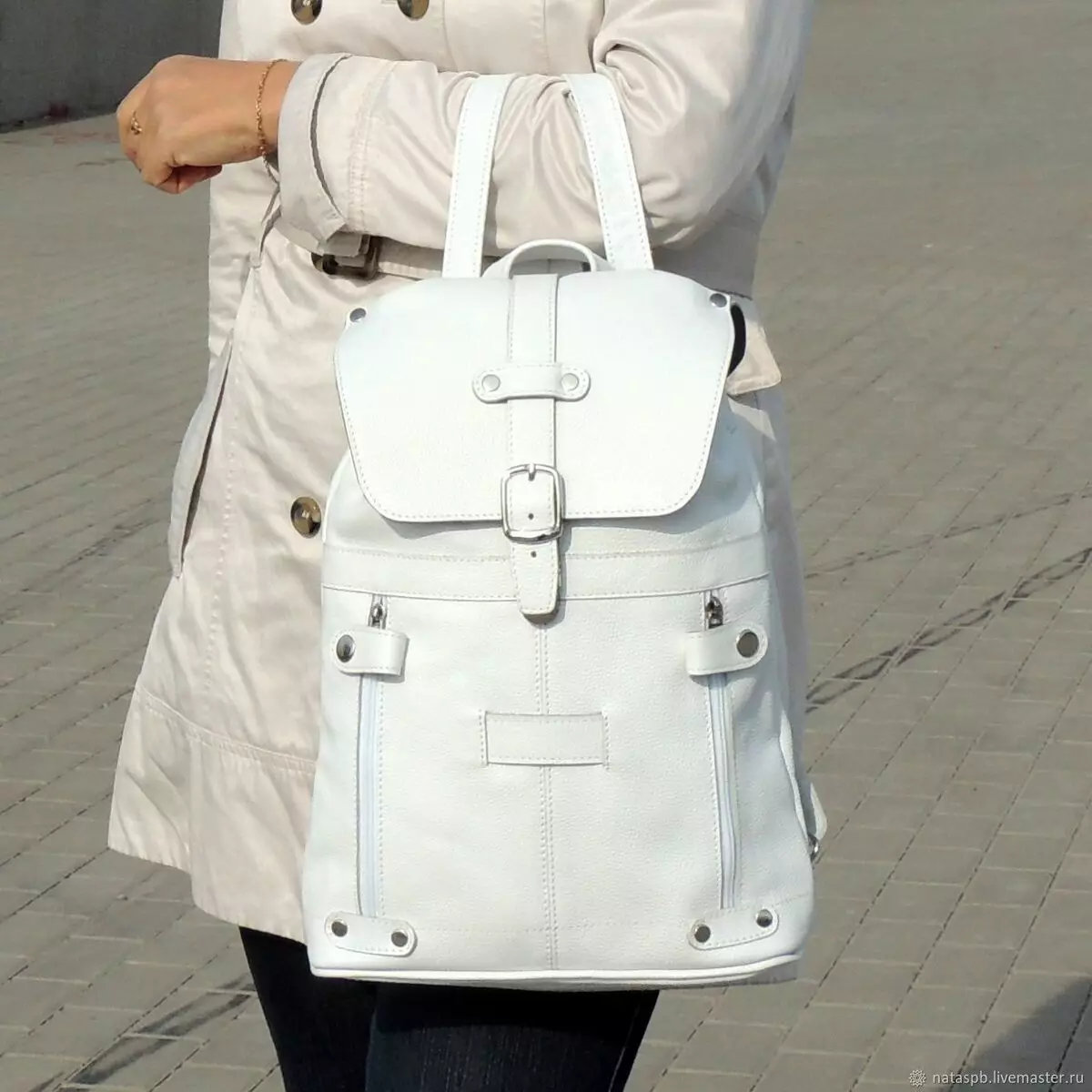 Białe plecaki: Co nosić małe i duże białe plecaki? Piękne plecaki torby dla dziewcząt i innych stylowych modeli 2549_7
