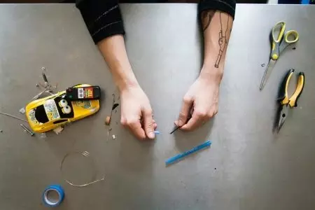 Tattoo Machine s vlastními rukama: Jak udělat indukční stroj doma? Domácí rotační stroj podle schématu 254_10