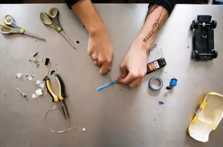 Tattoo Machine med egne hender: Hvordan lage en induksjons maskin hjemme? Hjemmelaget roterende maskin i henhold til ordningen 254_11