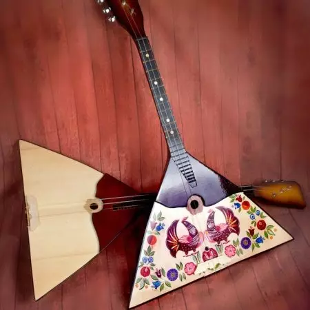Домра (42 фотографије): Мали музички инструмент. Шта је то и колико жица? Разлике од Домбре, строја, Домра Басс и Алта. Игра и подешавање 25509_12