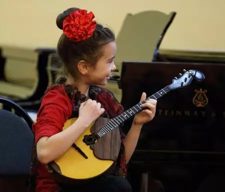 Doma (42 fotografije): mali glazbeni instrument. Što je to i koliko žica? Razlike iz Dombra, Sory, Doma Bass i Alta. Igra i postava 25509_36