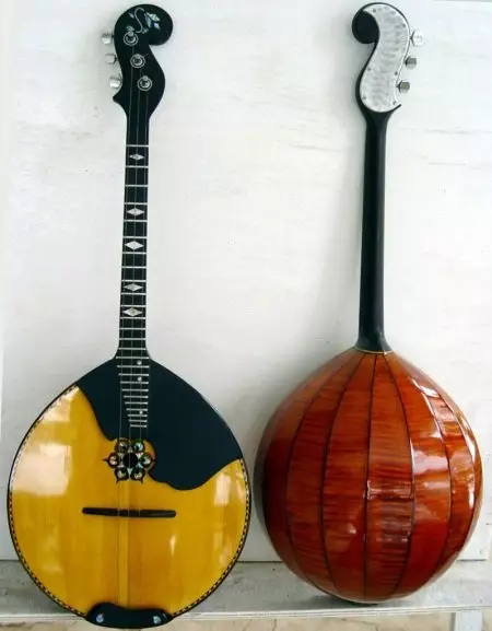 Домра (42 снимки): Малък музикален инструмент. Какво е това и колко струни е? Различия от Dombra, Строй, бас дом и Алта. Игра и настройка 25509_5