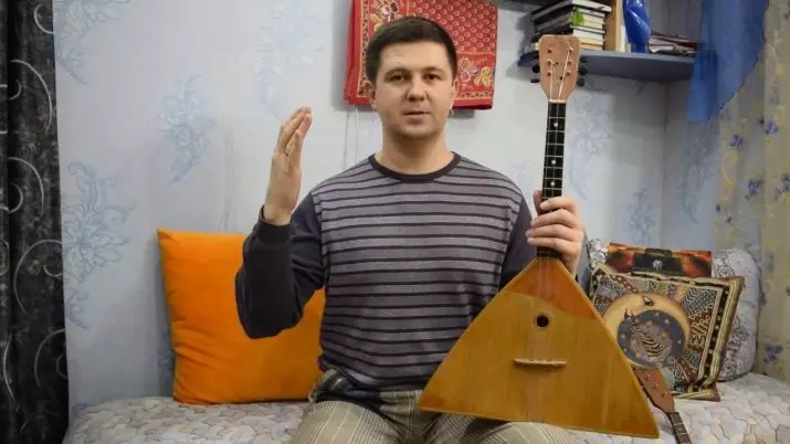 Large Balalaika (24 wêne): Balalaika-Bass di orkestraya gel de. Meriv çawa amûrek muzîka mezin a ku li ser masê radiweste? 25511_14