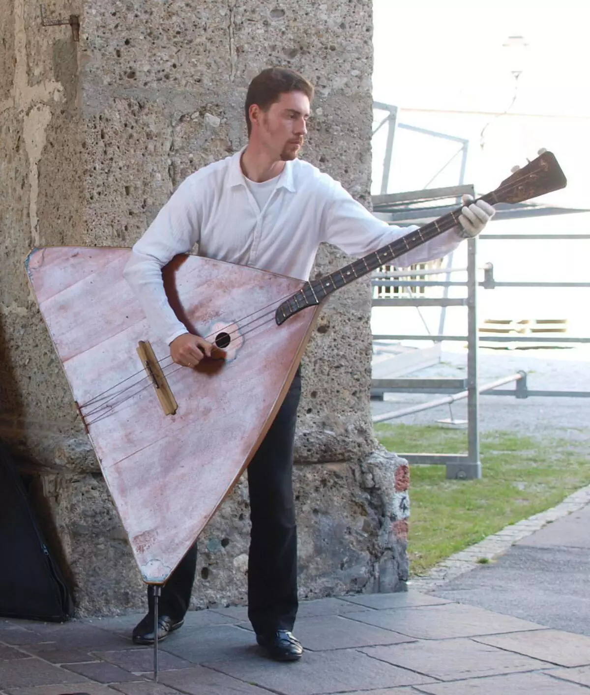 Large Balalaika (24 wêne): Balalaika-Bass di orkestraya gel de. Meriv çawa amûrek muzîka mezin a ku li ser masê radiweste? 25511_2