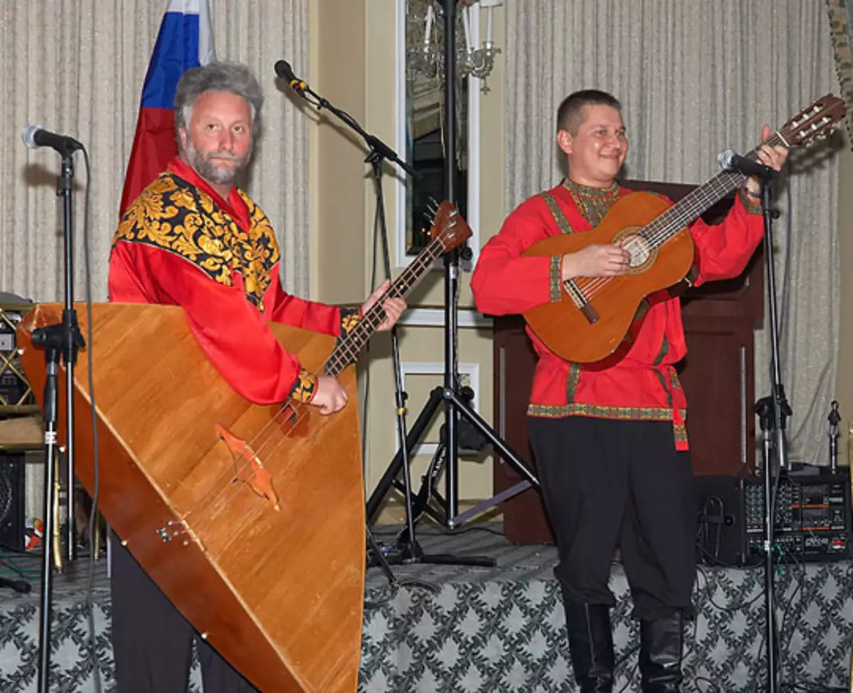 Large Balalaika (24 wêne): Balalaika-Bass di orkestraya gel de. Meriv çawa amûrek muzîka mezin a ku li ser masê radiweste? 25511_21