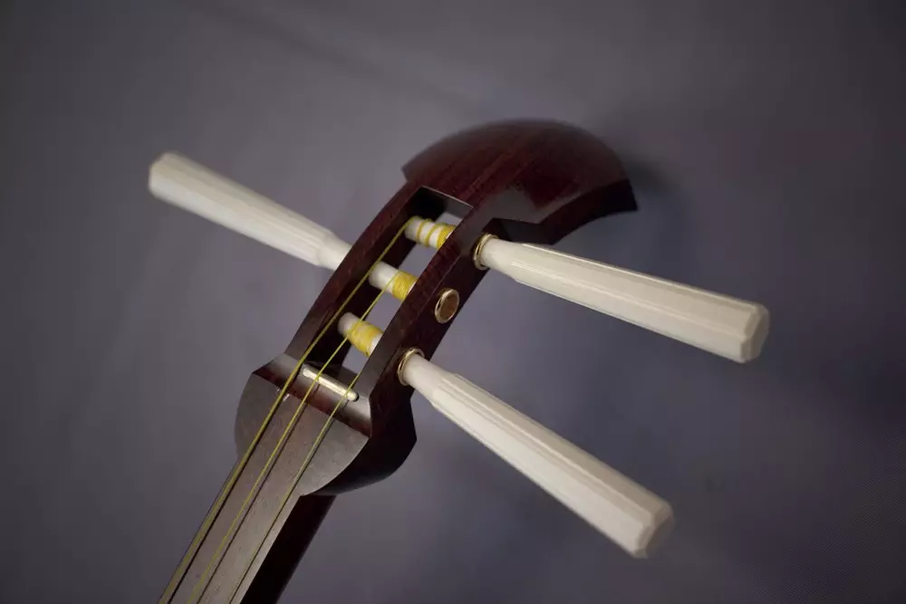 Simisen: Παιχνίδι στο ιαπωνικό τρίχωμα τρίχωμα με μακρύ λαιμό, βύσμα κορδόνι μουσικό όργανο Tsugaru-Dzijisan και άλλα είδη 25513_8
