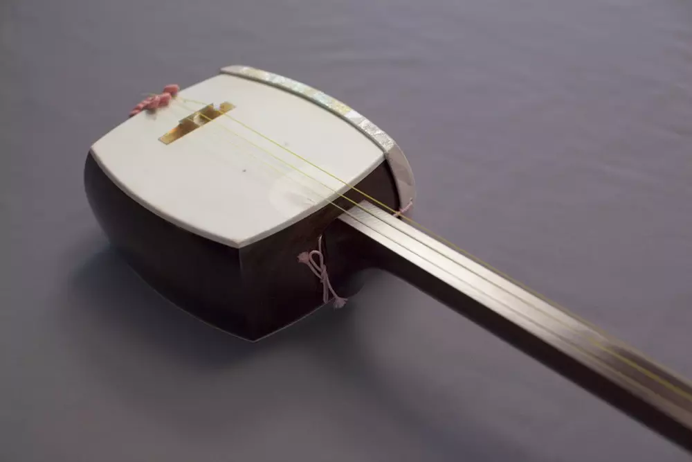 Simisen: Spil på den japanske tre-streng lutte med en lang hals, strengstik musikinstrument tsugaru-dzijisan og andre arter 25513_9