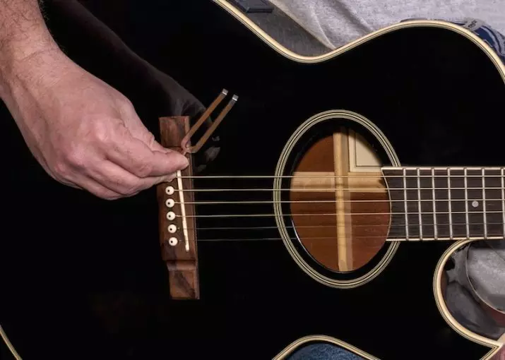 Cum să înființezi o chitară novice? Configurarea chitarelor de 5 și 7-String la domiciliu. Cum să înființezi cu ușurință o chitară clasică singură? 25521_15