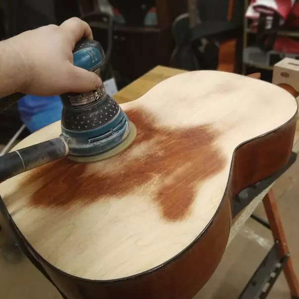 Боядисване китара: лак за акустични и класически китари. Какво боя могат да бъдат боядисани в дома със собствените си ръце? 25539_12