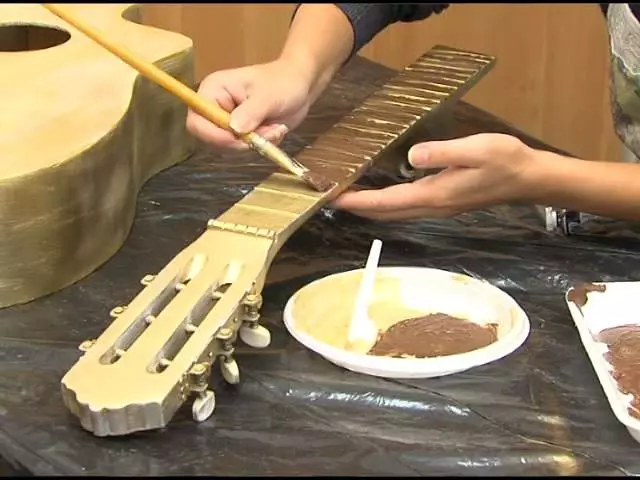 Боядисване китара: лак за акустични и класически китари. Какво боя могат да бъдат боядисани в дома със собствените си ръце? 25539_13