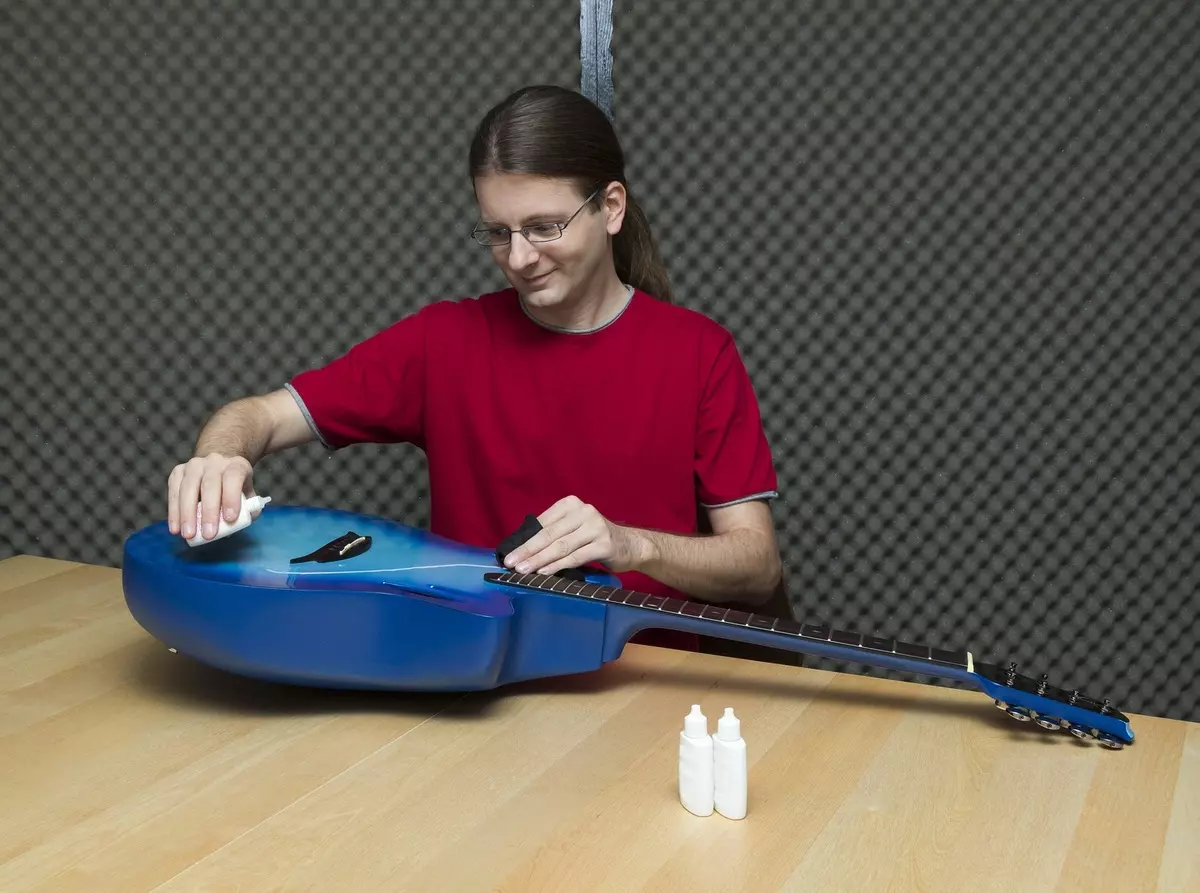 Боядисване китара: лак за акустични и класически китари. Какво боя могат да бъдат боядисани в дома със собствените си ръце? 25539_14