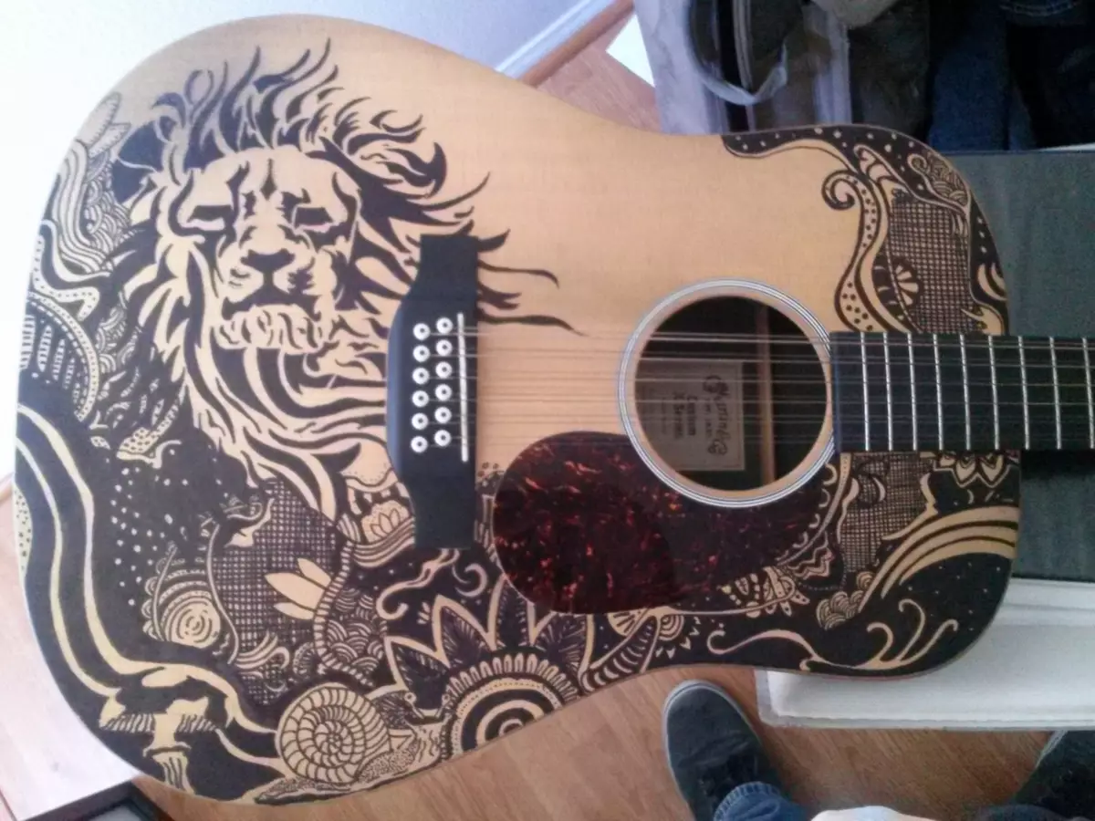 Боядисване китара: лак за акустични и класически китари. Какво боя могат да бъдат боядисани в дома със собствените си ръце? 25539_18