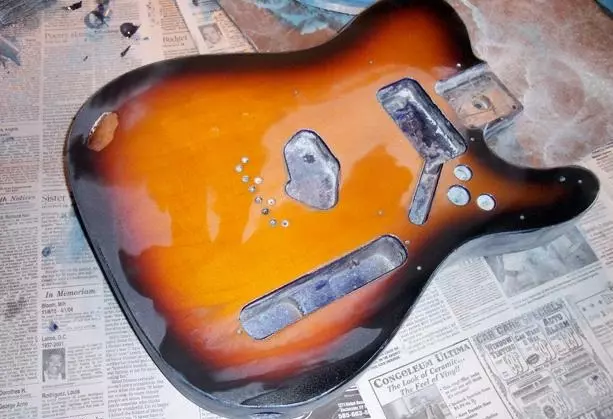 Боядисване китара: лак за акустични и класически китари. Какво боя могат да бъдат боядисани в дома със собствените си ръце? 25539_21