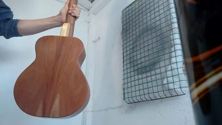 Maleri gitar: lakk for akustiske og klassiske gitarer. Hvilken maling kan males hjemme med egne hender? 25539_22