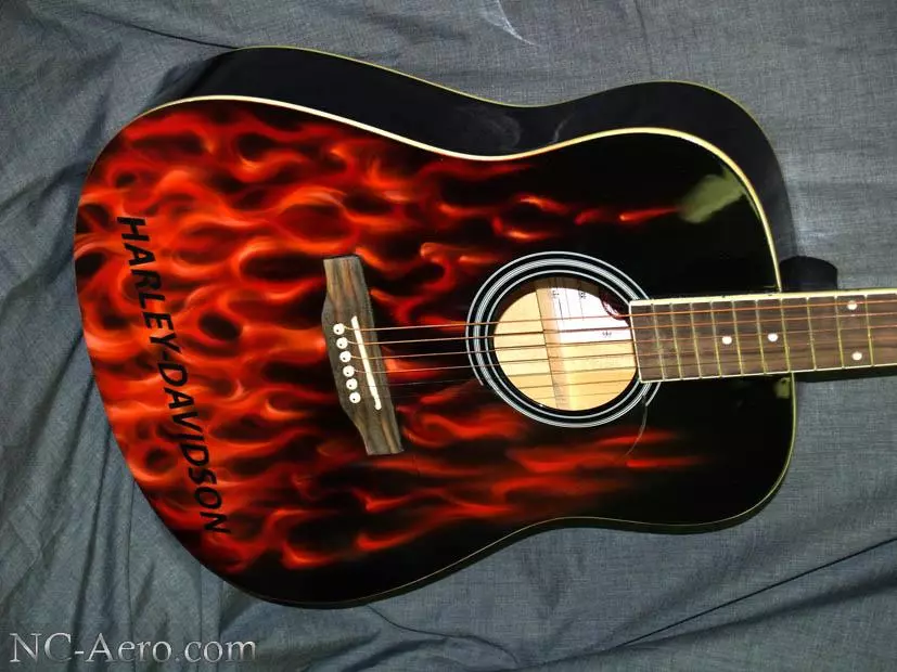 Vali guitar: varnish mo le acoustic ma guitmical kitara. O le a le vali e mafai ona vali i le fale ma ou lima? 25539_4