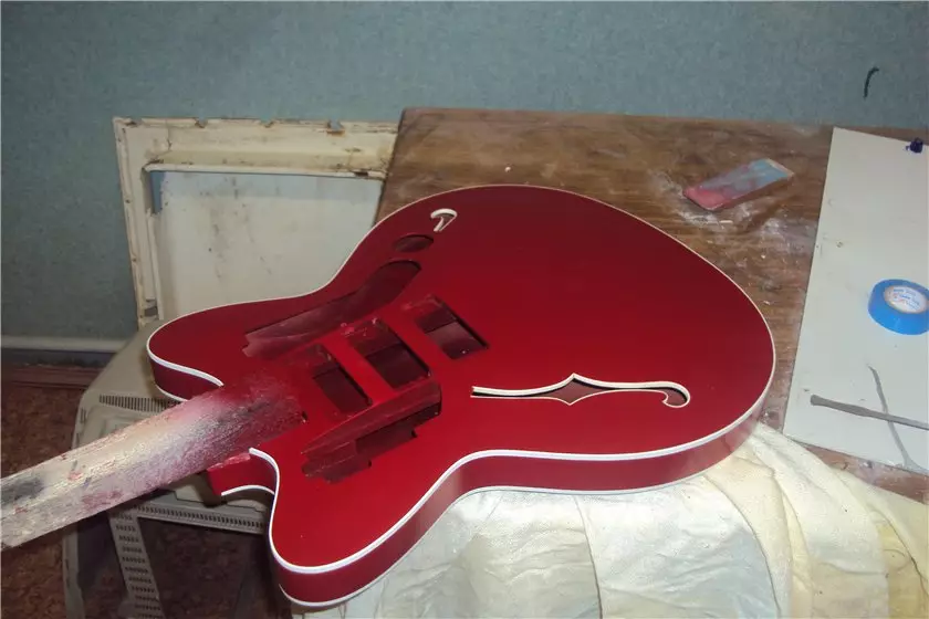 Боядисване китара: лак за акустични и класически китари. Какво боя могат да бъдат боядисани в дома със собствените си ръце? 25539_7