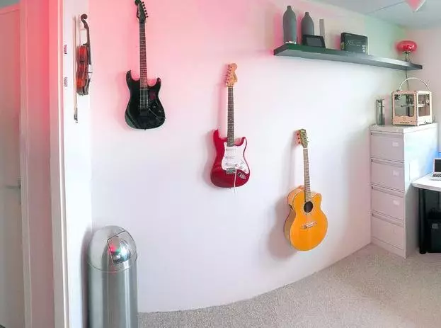 Holdere til guitarer: Montering på væggen, væg står med egne hænder. Hvordan man hænger en guitar på beslaget? Modeller til basguitarer og akustisk 25540_10