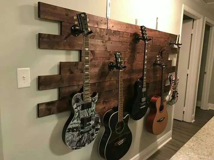 Holdere til guitarer: Montering på væggen, væg står med egne hænder. Hvordan man hænger en guitar på beslaget? Modeller til basguitarer og akustisk 25540_14