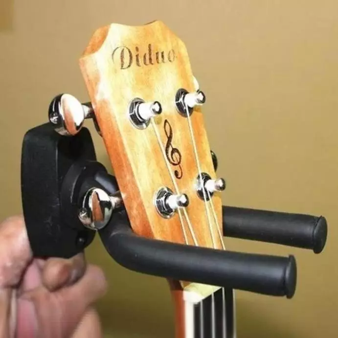 Държачи китари: монтиране на стената, стена стои със собствените си ръце. Как да се мотае една китара на конзолата? Модели за бас китари и акустични 25540_15