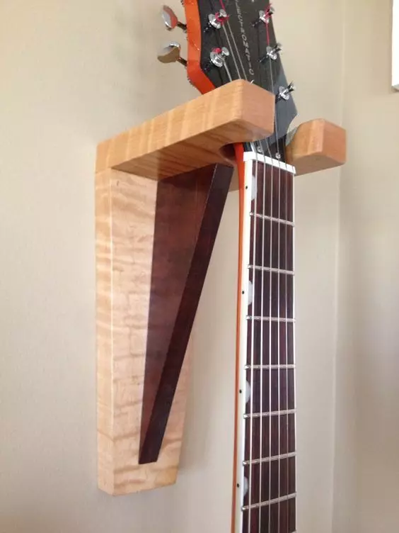 Държачи китари: монтиране на стената, стена стои със собствените си ръце. Как да се мотае една китара на конзолата? Модели за бас китари и акустични 25540_16