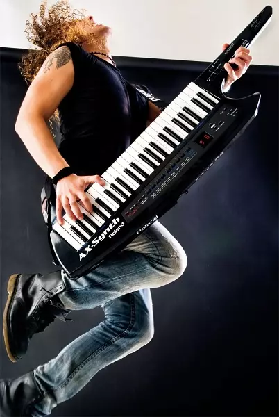 Knappsatsen: En Muster Synthesizer, Keytar, ett tangentbord gitarr och andra namn. Funktioner av den handgjorda piano gitarr för rockmusik 25549_6