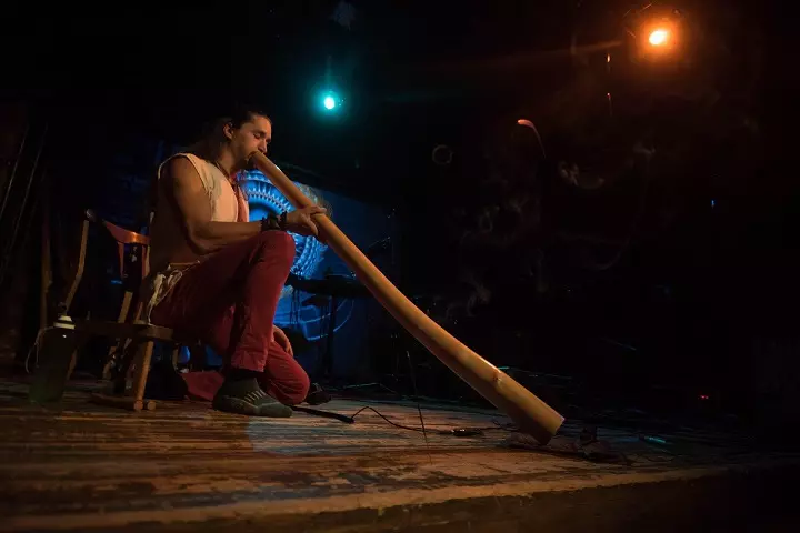 Didgerida (26 fotek): Jak hrát mosazný hudební nástroj a co je to? Zvuk, moderní hudba na australské Dudka 25560_10