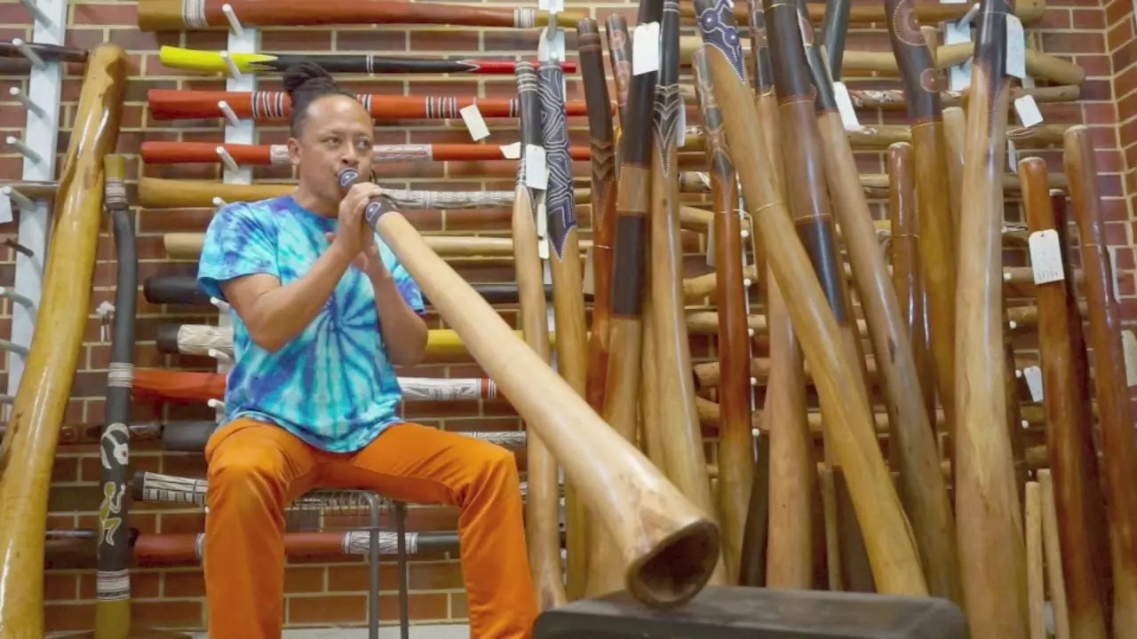 Didgerida (26 photos): Comment jouer un instrument de musique en laiton et qu'est-ce que c'est? Son, musique moderne sur Dudka australien 25560_17