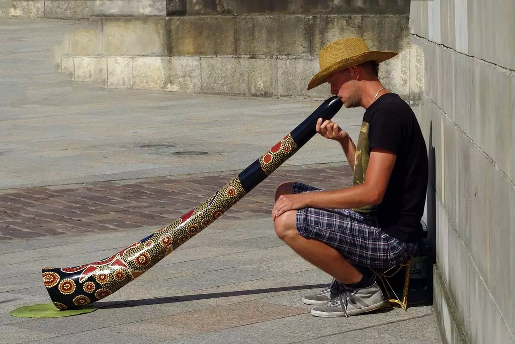 Didgerida (26 fotos): ¿Cómo jugar un instrumento musical de latón y qué es? Sonido, música moderna en Dudka australiano. 25560_21