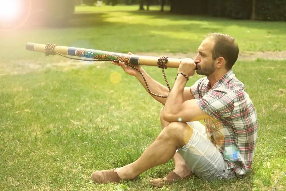 Didgerida (26 fotos): ¿Cómo jugar un instrumento musical de latón y qué es? Sonido, música moderna en Dudka australiano. 25560_25