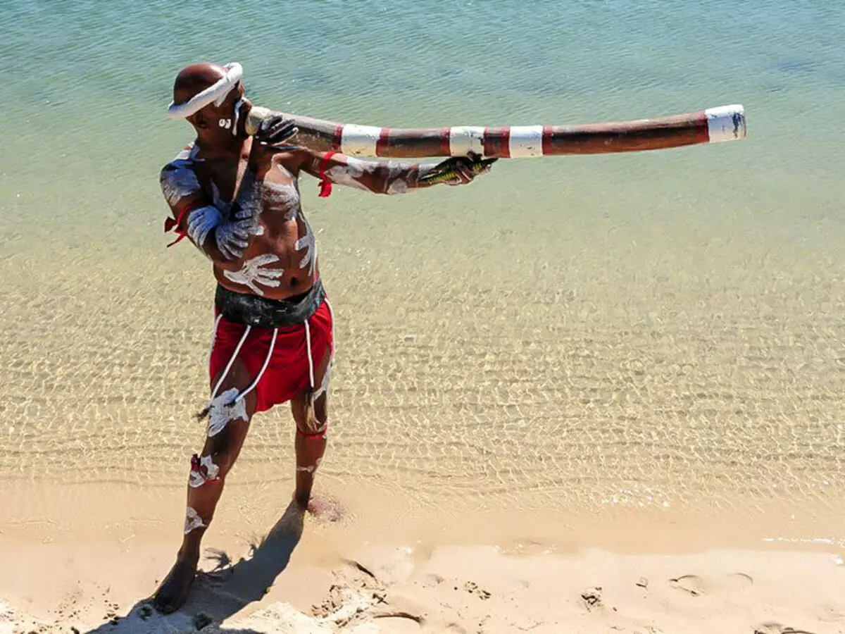 Didgerida (26 fotek): Jak hrát mosazný hudební nástroj a co je to? Zvuk, moderní hudba na australské Dudka 25560_5