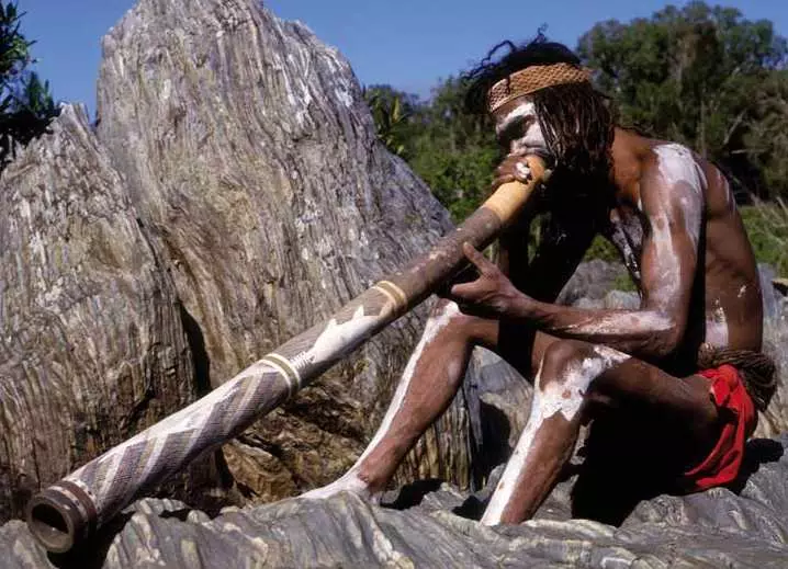 Didgerida (26 slike): kako igrati mesinga glazbeni instrument, a šta je to? Zvuk, moderna muzika na australijskom dudu 25560_6