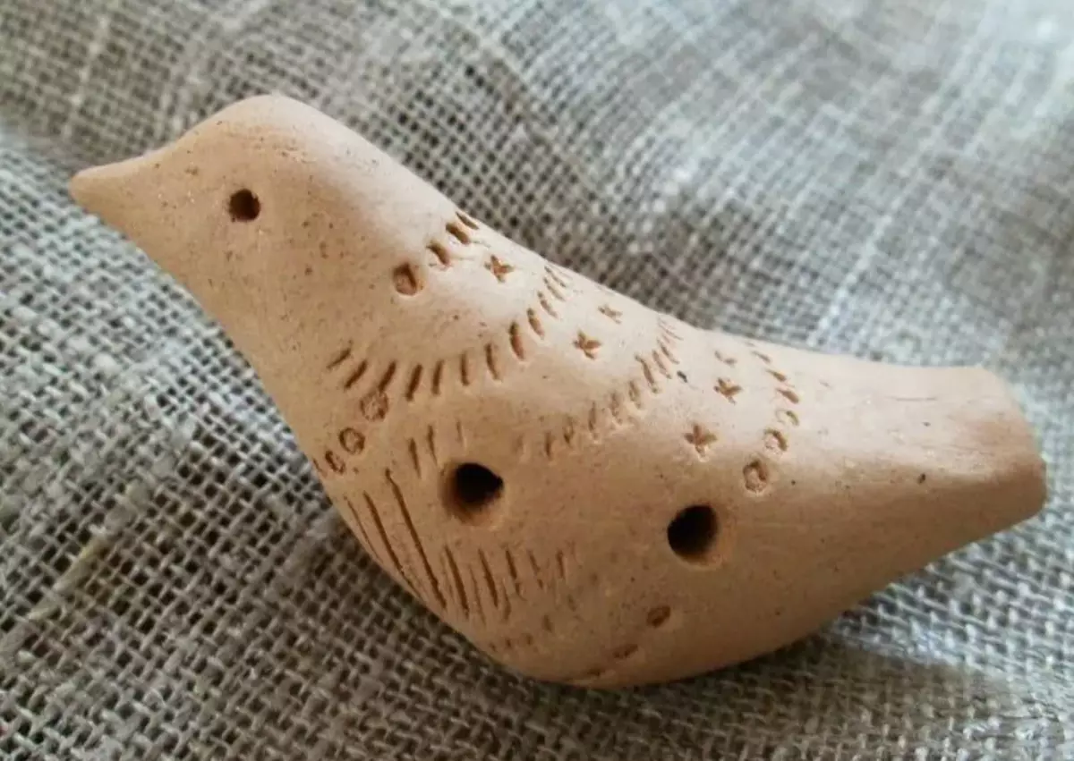 Clay Whistles: Clay Whistles og fuglar og aðrir. Hvernig á að gera þau með eigin hendur á aðalskóla byrjendur? Dæmi um flautu leikföng 25561_2