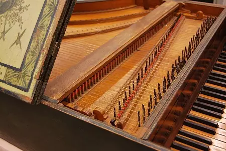 Harpsian (34 Fotoen): Beschreiwung vum String musikaleschen Instrument. Tastatur, Toun an Apparat. Kleng an aner Varietéiten vu klassescher Tools 25573_18