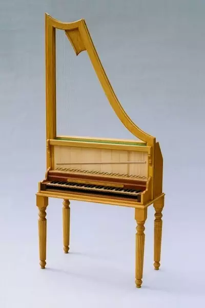 Harpsian (34 Fotoen): Beschreiwung vum String musikaleschen Instrument. Tastatur, Toun an Apparat. Kleng an aner Varietéiten vu klassescher Tools 25573_32