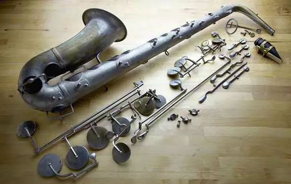 Saxophone (49 عکس): څه شی دی؟ Tenor او soprano، baritone او نورو ډولونو، د څانګې او د وياند د انتخاب. دا څه ګوري او دا چې څنګه غږ؟ 25581_17