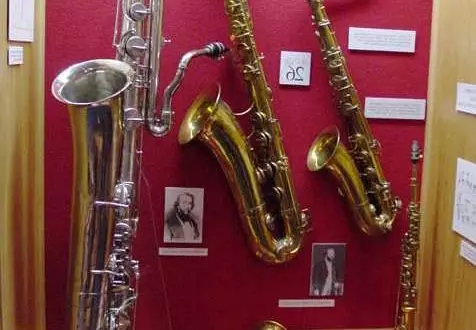 Saxofón (49 fotos): que é? Tenor e soprano, barítono e outras especies, a elección de canas e boquilla. Que mira e como soa? 25581_18