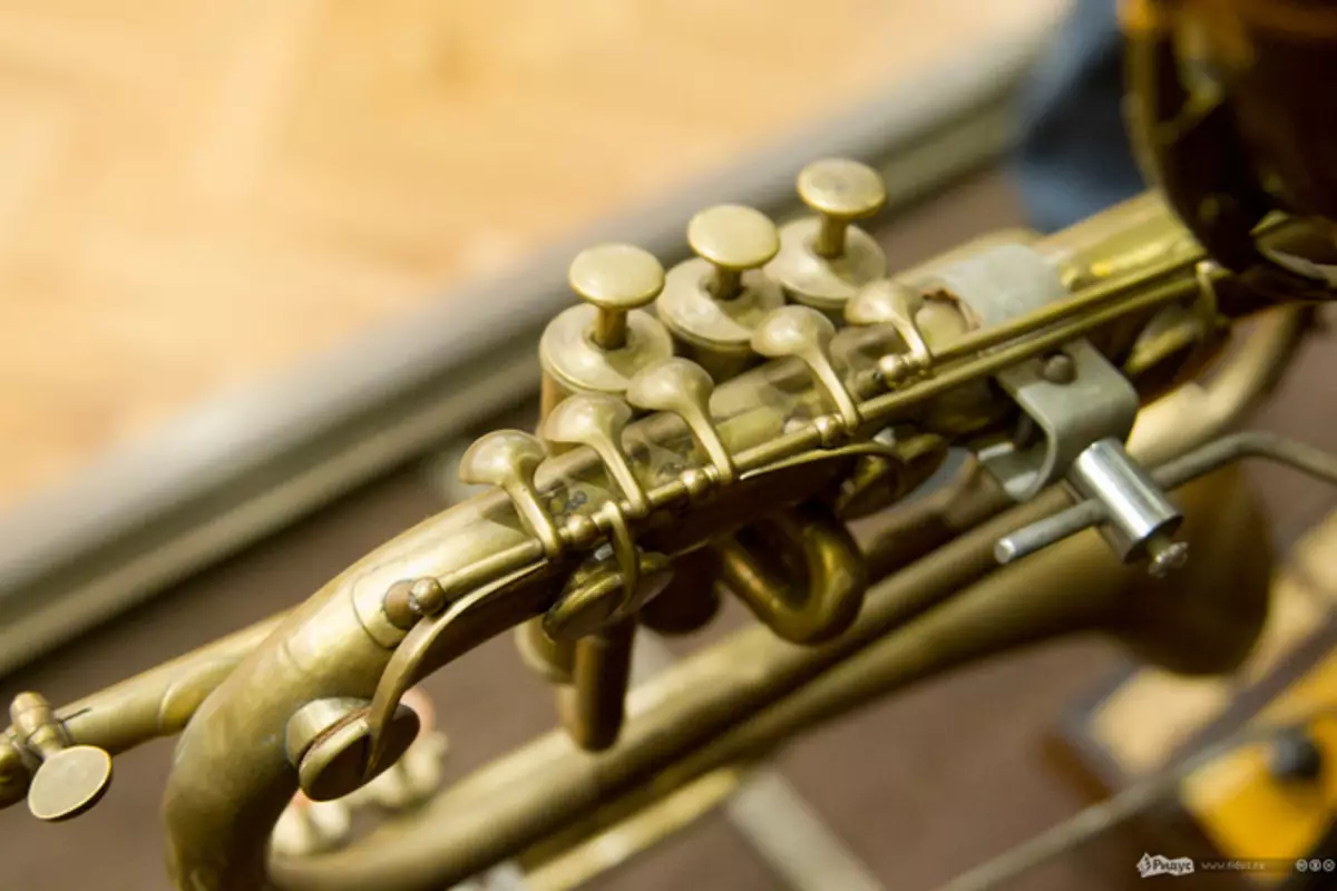 Saxophone (49 Fotoen): Wat ass et? Den Dag an Dopran, Baritone an aner Froen, de Choix vum Gutt a Mondpiece. Wéi gesäit et aus a wéi kléngt et? 25581_20