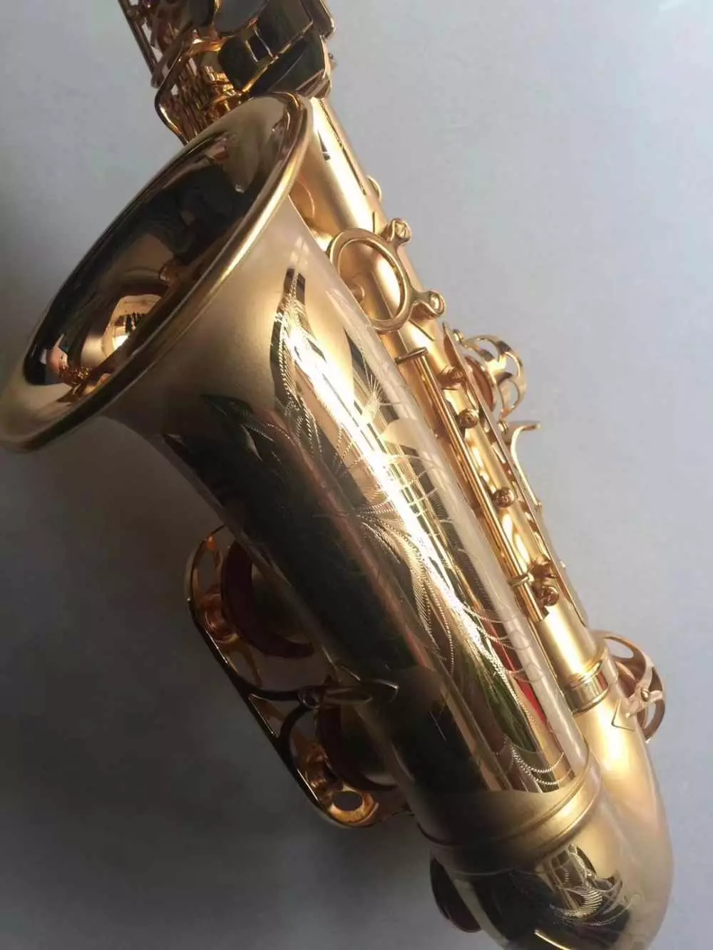 Saxophone (49 عکس): څه شی دی؟ Tenor او soprano، baritone او نورو ډولونو، د څانګې او د وياند د انتخاب. دا څه ګوري او دا چې څنګه غږ؟ 25581_29