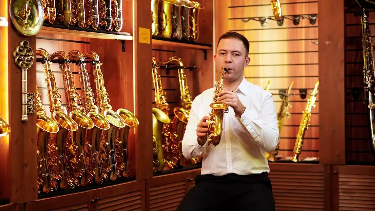 Saxophone (49 şəkil): Bu nədir? Tenor və soprano, bariton və digər növ canes və mouthpiece seçimi. Nə görünür və necə səs edir? 25581_42