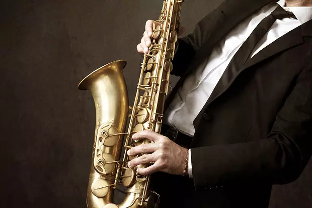 Saxophone (49 foto): Gịnị bụ? Tenar na Soprano, baritone na ụdị ndị ọzọ, nhọrọ nke cenes na ọnụ. Kedu ihe ọ na-ele anya na kedu ka ọ na-ada? 25581_5