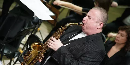 Saxofón (49 fotos): que é? Tenor e soprano, barítono e outras especies, a elección de canas e boquilla. Que mira e como soa? 25581_7