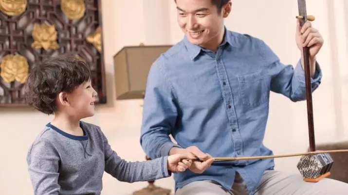 ERHU. Լարային երաժշտական ​​գործիքի նկարագրությունը: Խաղում են չինական ջութակ: Ինչու է այդպես կոչված: Ինչպես է երաժշտությունը հնչում: 25584_19