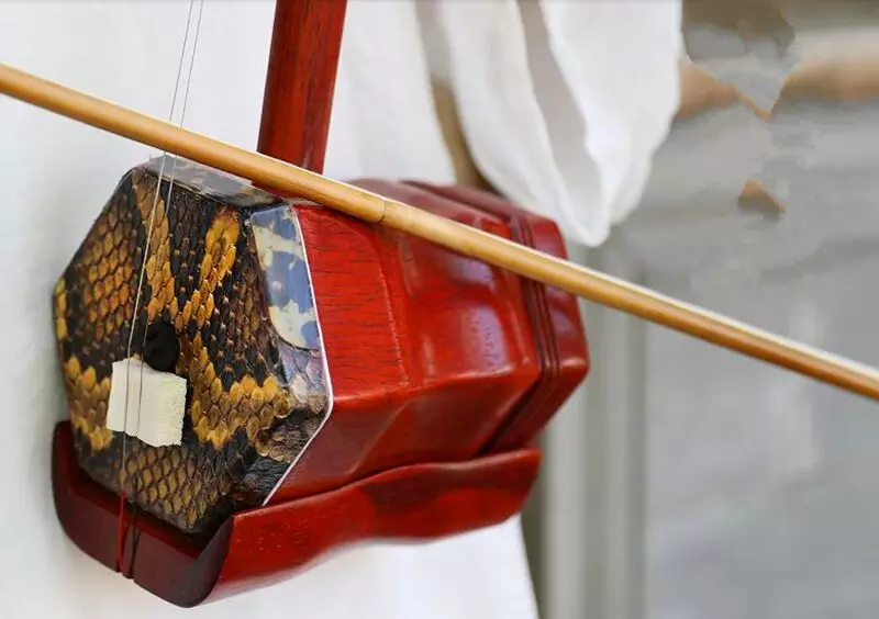 Erhu: Beskrivelse av strengmusikkinstrumentet. Spiller kinesisk fiolin. Hvorfor er det såkalt? Hvordan høres musikk ut? 25584_5