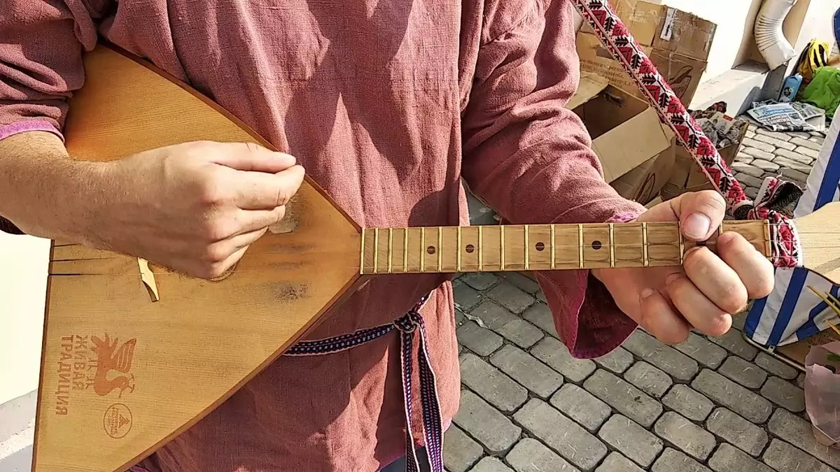 Balalaika Prima (12 Fotoğraf): Stroy ve Balalak, Dizeler ve Boyutlar, Özellikler için standlar. Nasıl yapılandırılır ve içinde ne kadar? Kapakları 25588_5