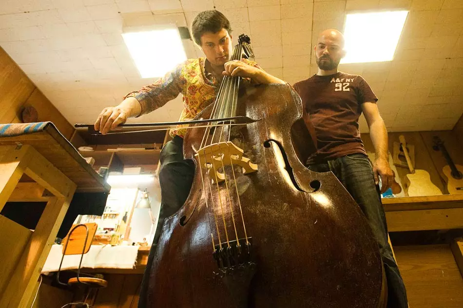 Double bass (47 photos): What is it and what does the string jammer musical instrument look like? How many strings and what sound? Electro-contrambas and others, sizes and game 25589_32