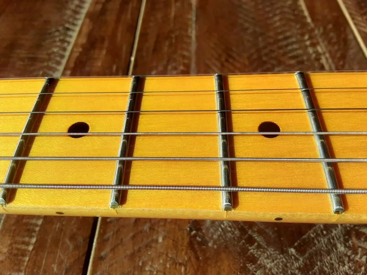 Semi-Acoustic Guitars: O le sili atu semi-acoustics eletise eletise, o se faʻailoga o le semi-acaustic bass kitara ma ufiufi 25594_16