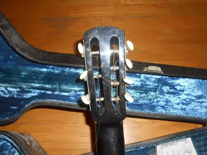 Severy Guitar (35 foto): Perbedaan antara gitar Rusia 7-string dari enam-string, apa yang lebih baik? Pelatihan gitar 7 string, klasik dan gitar lainnya 25596_10